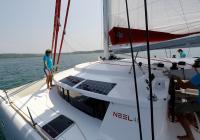 besætning på dæk cockpit af trimaran yacht neel 45